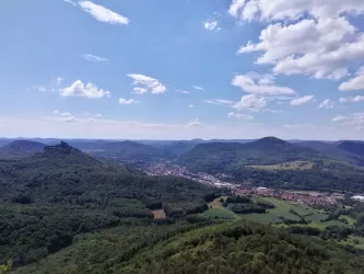 Blick auf Trifels und Annweiler