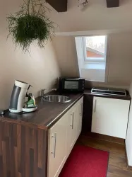 Küche im Appartement, mit Backhofen, Pad-Kaffeemaschine, Kühlschrank