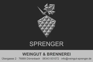 Logo des Weinguts Sprenger mit dreidimensionaler Traubenform in Grau. Darüber sind Kontaktinformationen und die Beschreibung "Weingut & Brennerei" zu sehen.