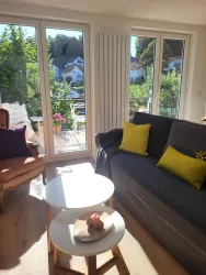 Wohnzimmer mit Blick auf den Balkon