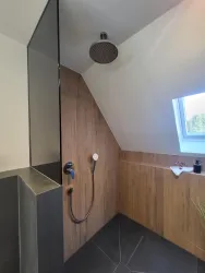 Die Dusche ist außergewöhnlich groß