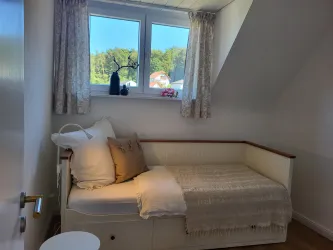OG - das kleinere Schlafzimmer, hier mit Einzelbett