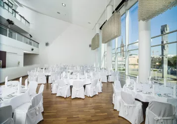Gläsernes Foyer