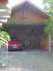 Carport und der Treppenaufgang zur Ferienwohnung
