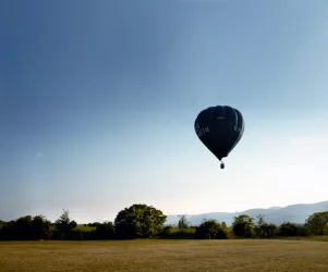 Ein Heißluftballon schwebt hoch hinaus