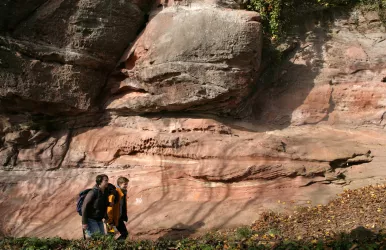 Wanderer vor Sandsteinfelsen