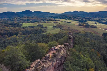 Wandergruppe auf den Geiersteinen bei Lug mit herrlichem Ausblick