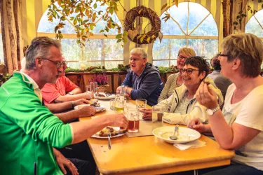 Innenansicht „Keschde-Zelt“ im Hof der Metzgerei Hanss in Hauenstein 