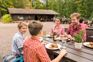 Familie bei der Rast an einer Hütte auf dem Rimbach-Steig