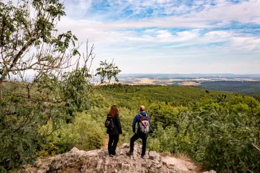 Zwei Wanderer mit Ausblick vom Donnersberg in die Rheinebene