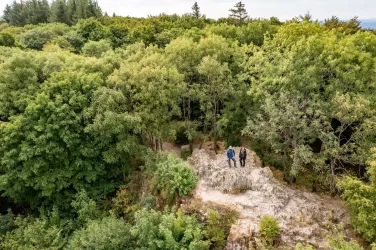 Zwei Wanderer auf der Felsformation Königsstuhl am Donnersberg