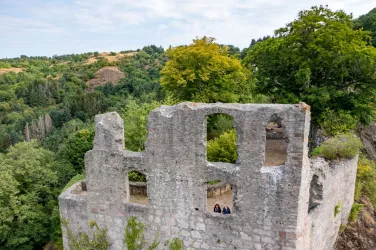 Zwei Wanderer bei der Einkehr zum Staunen an der Ruine Falkenburg