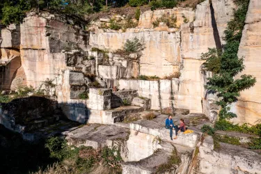 Zwei Wanderer bei der Pause am Kriemhildenstuhl bei Bad Dürkheim