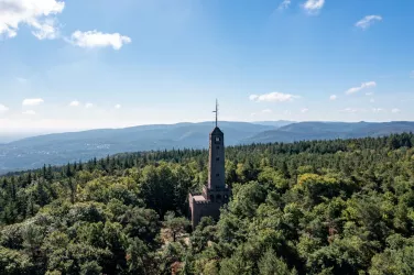 Bismarckturm am Peterskopf und die Weite des Pfälzerwalds