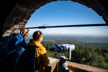 Zwei Wanderer mit Ausblick vom Bismarckturm am Peterskopf