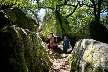 Zwei Wanderer auf Entdeckungstour am Heidenfels