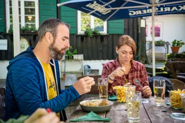 Zwei Wanderer bei der Rast auf der Terrasse Lindemannsruhe