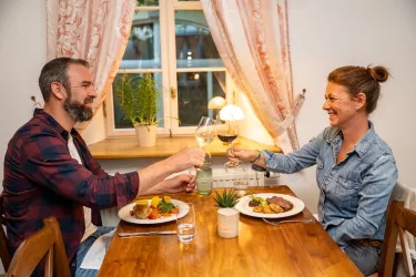 Abendliche Einkehr der Wanderer im Gasthaus