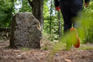 In Stein gemeißelter Petrusschlüssel als Symbol des Klosters Höningen