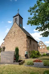 Friedhof an der St. Jakobskirche mit Reste des Klosters im Hintergrund