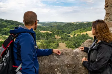 Zwei Wanderer genießen den Ausblick von der Ruine Falkenburg