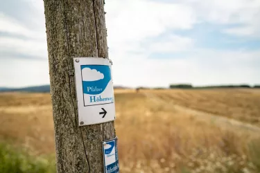 Markierungszeichen Pfälzer Höhenweg, Wolke auf blauem Untergrund