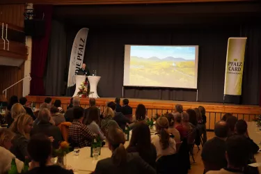 Landrat Hans-Ulrich Ihlenfeld, 1. Vorsitzender der Pfalz Touristik, begrüßt die Gäste