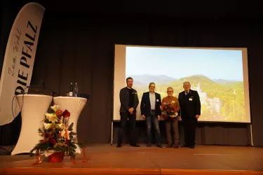Hans-Joachim Noll, langjähriger Leiter der Touristinfo Dahner Felsenland, wird mit großem Dank verabschiedet