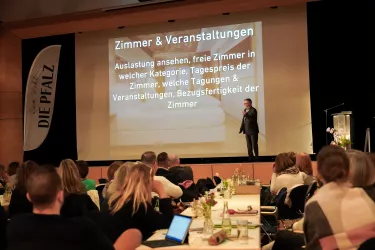 Blick auf die Bühne mit Vortragendem
