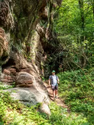 Wanderer entlang am Ramersfels auf dem Sickinger Höhenweg 