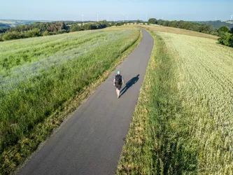 Wanderer mit Aussicht am Holzlandweg auf dem Ebig bei Geiselberg 