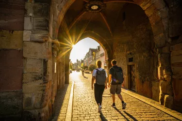 Morgendlicher Spaziergang durch die ruhige Stadt