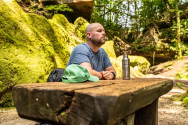 Wanderer bei Einkehr zu sich selbst im Kessel bei Herschberg 