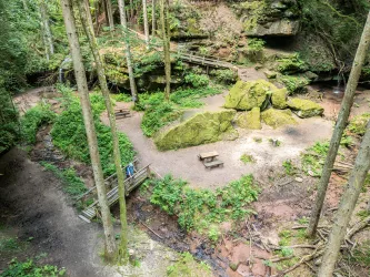 Massive Felsen und zarte Bachläufe prägen den Kessel 