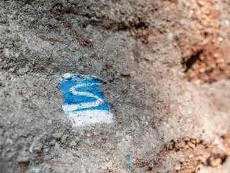 Wegemarkierung Sickinger Höhenweg auf Fels gemalt