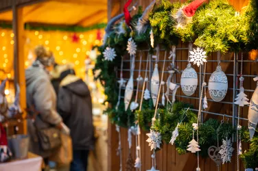 Ein Stand mit Weihnachtsdekoration auf dem Christkindelmarkt in Kandel