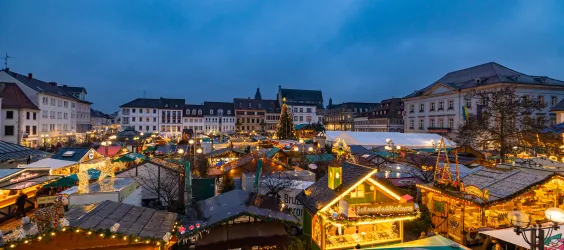 Der Rathausplatz in Landau mit Weihnachtsmarkt-Buden am Abends.