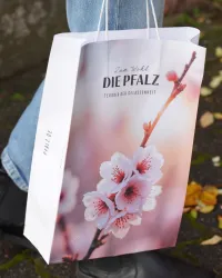Zum Wohl die Pfalz - Papiertüte Mandelblüten Motiv (© Pfalzwein e.V.) Zum Wohl die Pfalz Papiertüte