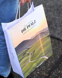 Zum Wohl die Pfalz - Papiertüte Mandelblüten Motiv (© Pfalzwein e.V.) Zum Wohl die Pfalz Papiertüte