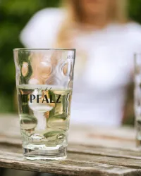 Zum Wohl die Pfalz Dubbeglas (© Lucie Greiner / medienagenten) Zum Wohl die Pfalz Dubbeglas