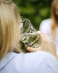 Zum Wohl die Pfalz Dubbeglas (© Lucie Greiner / medienagenten) Zum Wohl die Pfalz Dubbeglas