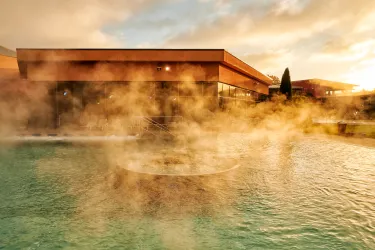 Dampf steigt auf von den beheizten Außenbecken der Südpfalz Therme.