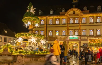Besuchende auf dem Weihnachtsmarkt der Kunigunde in Neustadt.