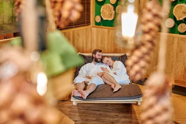 Zwei Personen entspannen im Ruheraum der Südpfalz Therme.