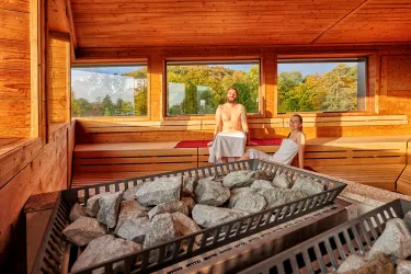 Zwei Personen entspannen in der Saunalandschaft der Südpfalz Therme.