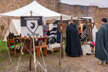 Aussteller mit ihrer Ware auf dem Mittelalterweihnachtsmarkt auf der Burg Lichtenberg.
