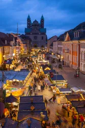 Der Weihnachtsmarkt in Speyer vor der Kulisse des Speyrer Doms.