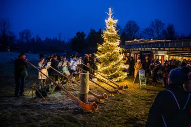 Alphornbläser auf dem Romantische Waldweihnacht Weihnachtsmarkt in Johanniskreuz
