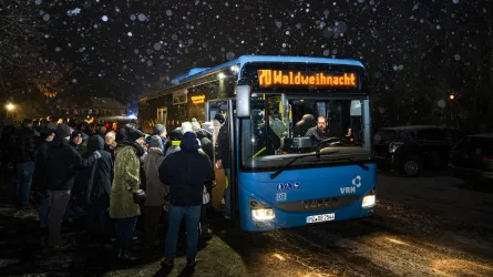 Ein Bus der Gäste zur Waldweihnacht bringt.