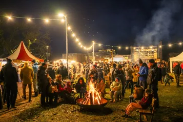 Die Weihnachtsmarkt-Buden auf den Romantische Waldweihnacht in Johanniskreuz
